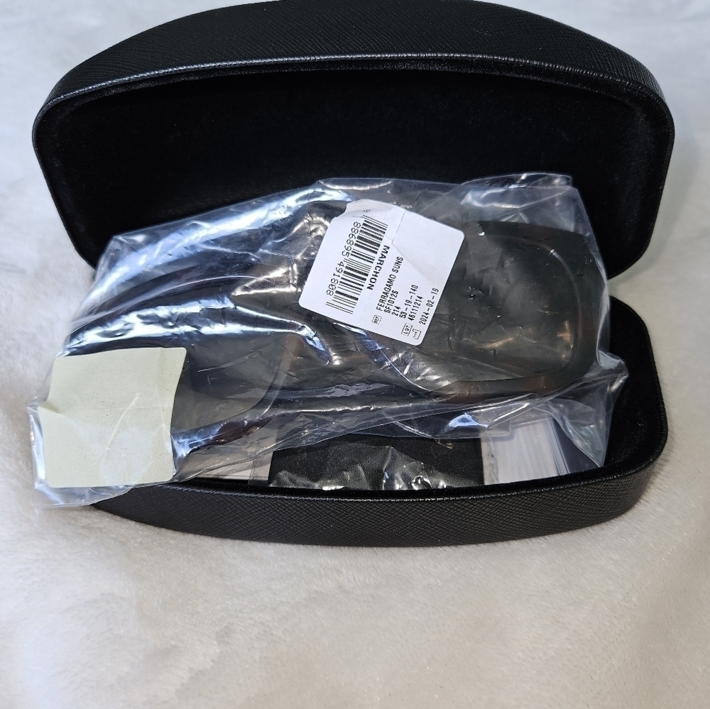 Ferragamo Sunglasses women's - Picture 5 of 7